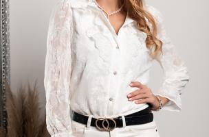Camicia elegante con ricamo e balze di Laroya, bianca
