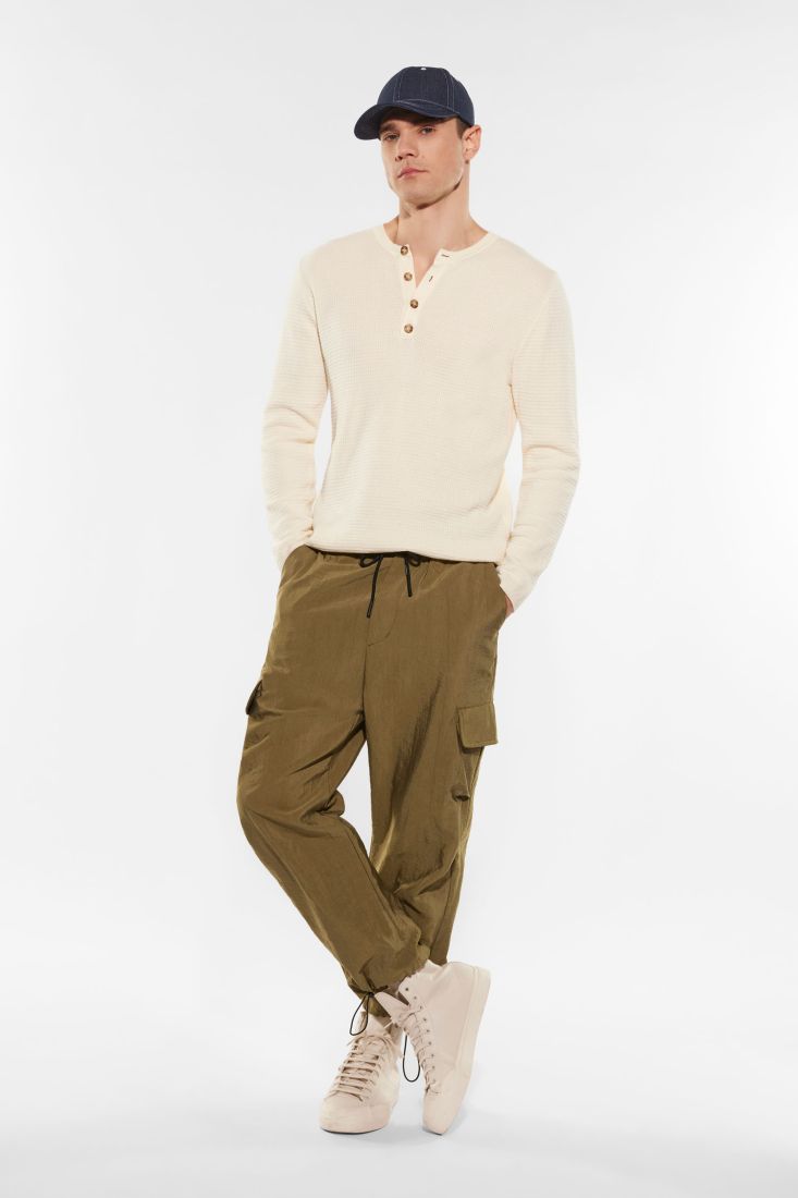 Pantaloni cargo monocolour con tasche verticali e coulisse