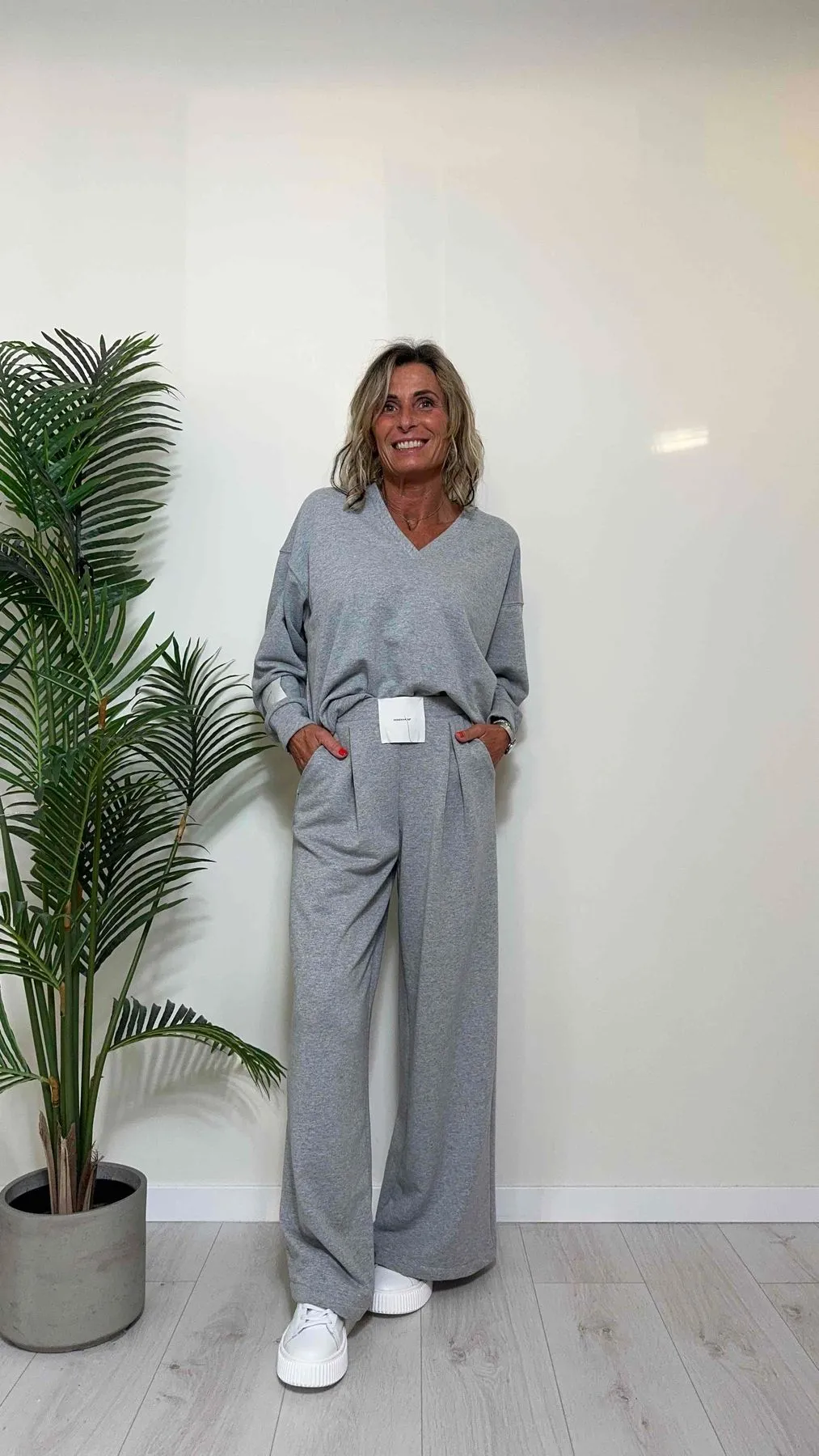 TENSIONE IN - 24M1975 - FELPA COTONE GARZATO, SCOLLO A V CON SPACCHI + LUNGA DIETRO